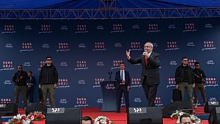 Uzun namlulu silah taşıyan resmi koruma polisleri ve sivil koruma görevlileri de Kılıçdaroğlu'nun hemen arkasında bekledi
