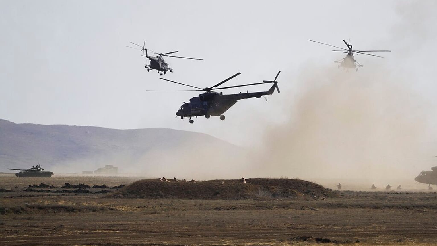 Arşiv -- Mİ-28 tipi askeri helikopterin, Kırım’da eğitim uçuşu esnasında silahsız bir şekilde uçarken düştüğü belirtildi