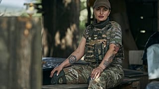 Soldada ucraniana nos arredores de Bakhmut, região de Donetsk, Ucrânia