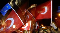 Ellerinde Türk ve AB bayrakları tutan vatandaşlar