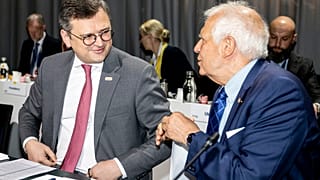 Ο Ζοζέπ Μπορέλ και ο υπουργός Εξωτερικών της Ουκρανίας Ντμίτρο Κουλέμπα