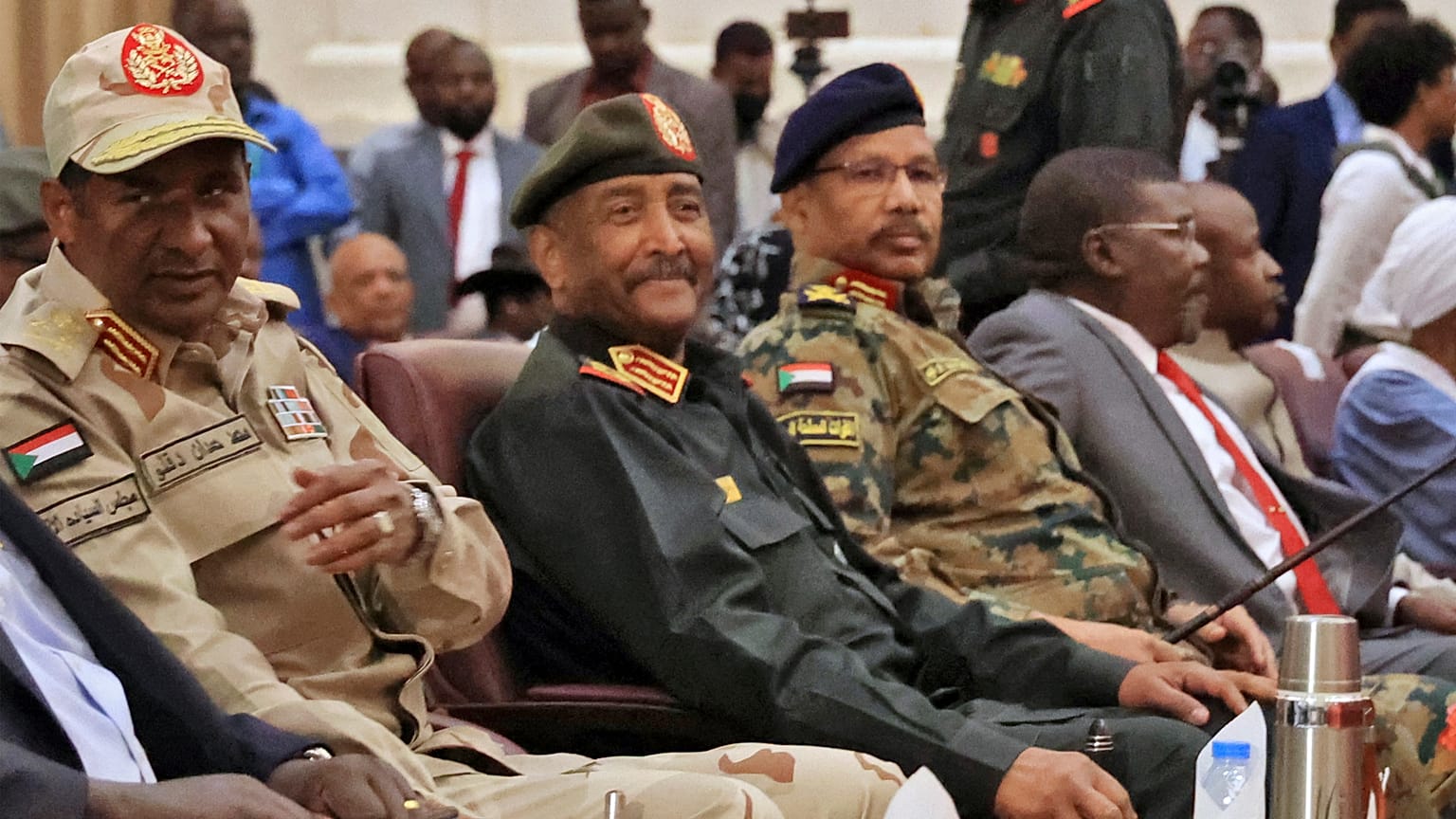 قائد قوات الدعم السريع محمد حمدان دقلو (يسار الصورة) وقائد الجيش السوداني عبد الفتاح البرهان. 05/12/2022