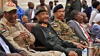 قائد قوات الدعم السريع محمد حمدان دقلو (يسار الصورة) وقائد الجيش السوداني عبد الفتاح البرهان. 05/12/2022