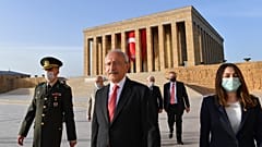 كمال كيليتشدار أوغلو، زعيم حزب الشعب الجمهوري المعارض الرئيسي في تركيا يزور ضريح باني تركيا الحديثة مصطفة كمال أتاتورك في أنقرة. 2020/05/19