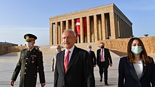 كمال كيليتشدار أوغلو، زعيم حزب الشعب الجمهوري المعارض الرئيسي في تركيا يزور ضريح باني تركيا الحديثة مصطفة كمال أتاتورك في أنقرة. 2020/05/19