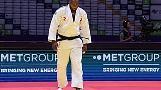 Teddy Riner si concentra poco prima del trionfo sul tatami qatariota