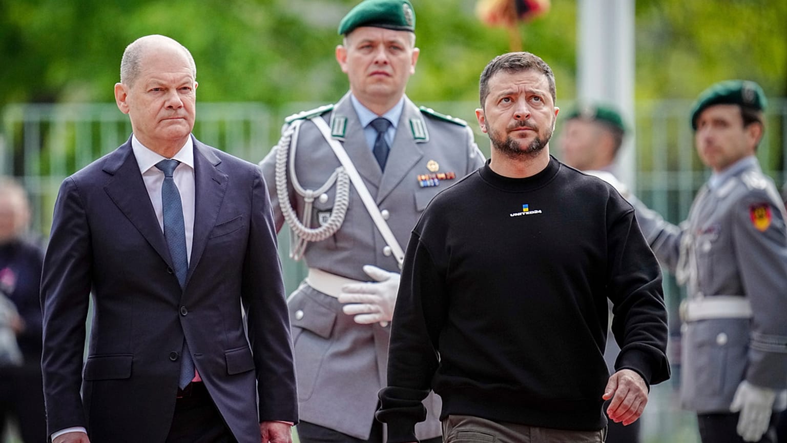 Le espressioni di Zelensky e Scholz. (Berlino, 14.5.2023) 