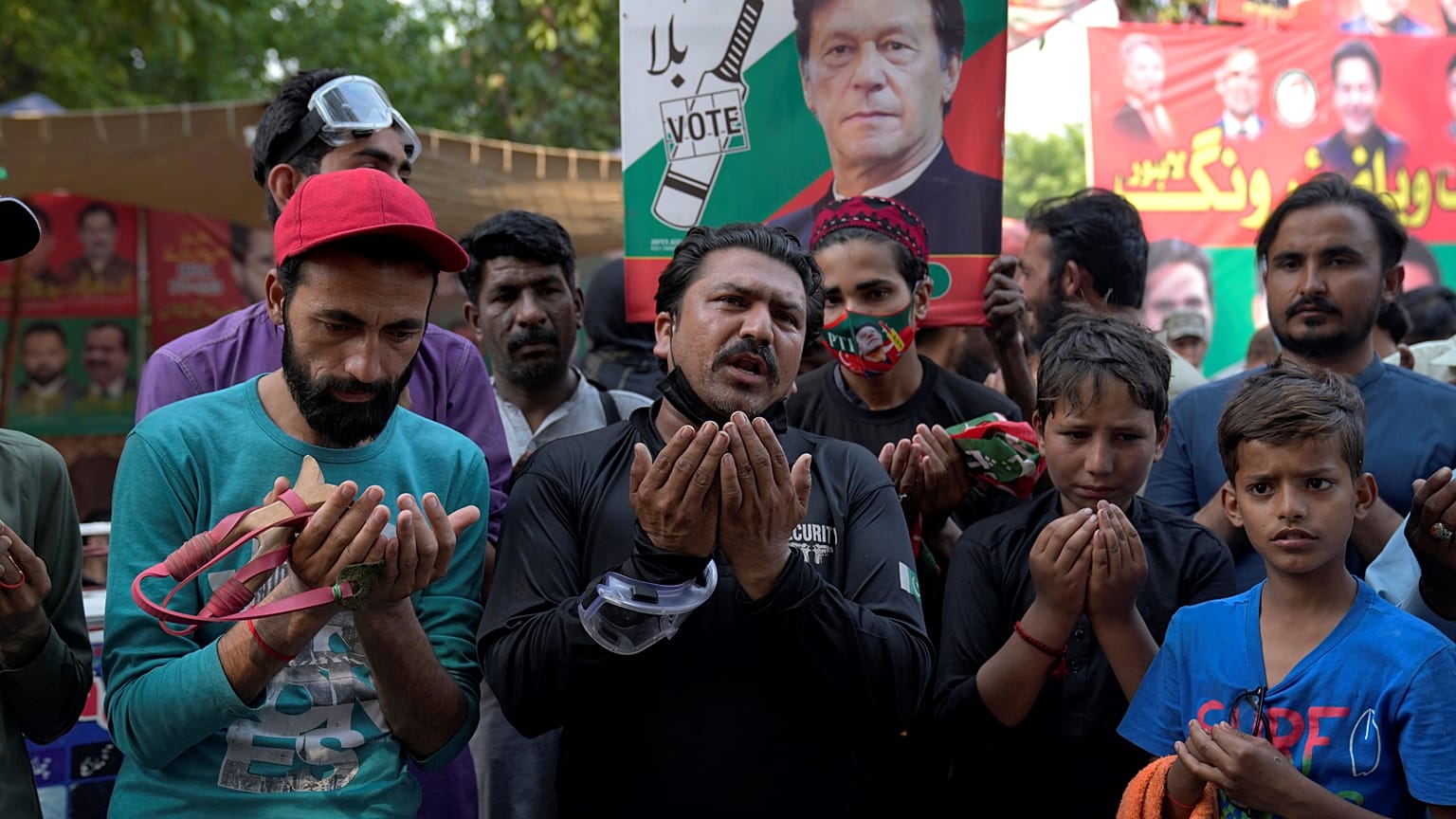 أنصار رئيس الوزراء الباكستاني السابق عمران خان يرفعون أياديهم بالدعاء بعد سماع قرار المحكمة في لاهور بباكستان. 2023/05/12