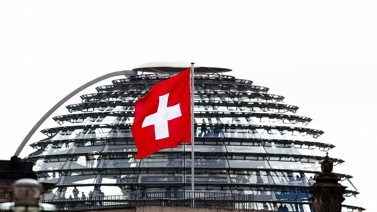Svájc berlini nagykövetsége, háttérben a Bundestag