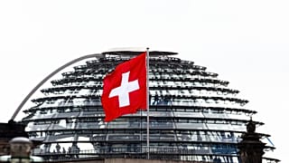 Svájc berlini nagykövetsége, háttérben a Bundestag