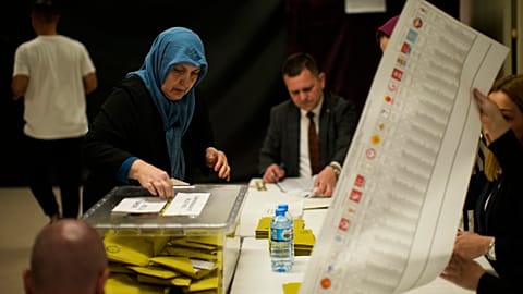 Wähler an der Urne in der Türkei
