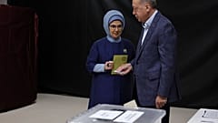Le président turc Recep Tayyip Erdogan et son épouse ont voté dimanche matin