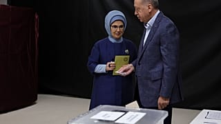 Le président turc Recep Tayyip Erdogan et son épouse ont voté dimanche matin