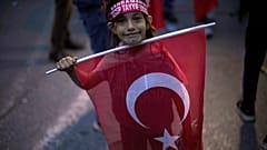 Török fiatal egy Erdogan-párti gyűlésen
