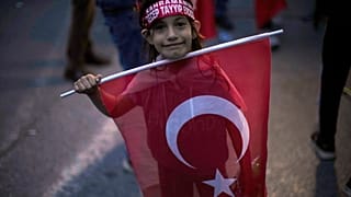 Török fiatal egy Erdogan-párti gyűlésen