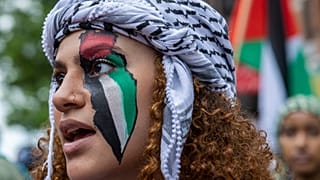 صورة لشابة فلسطينية خلال إحياء ذكرى النكبة الخامسة والسبعين في بروكلين بمدينة نيويورك
