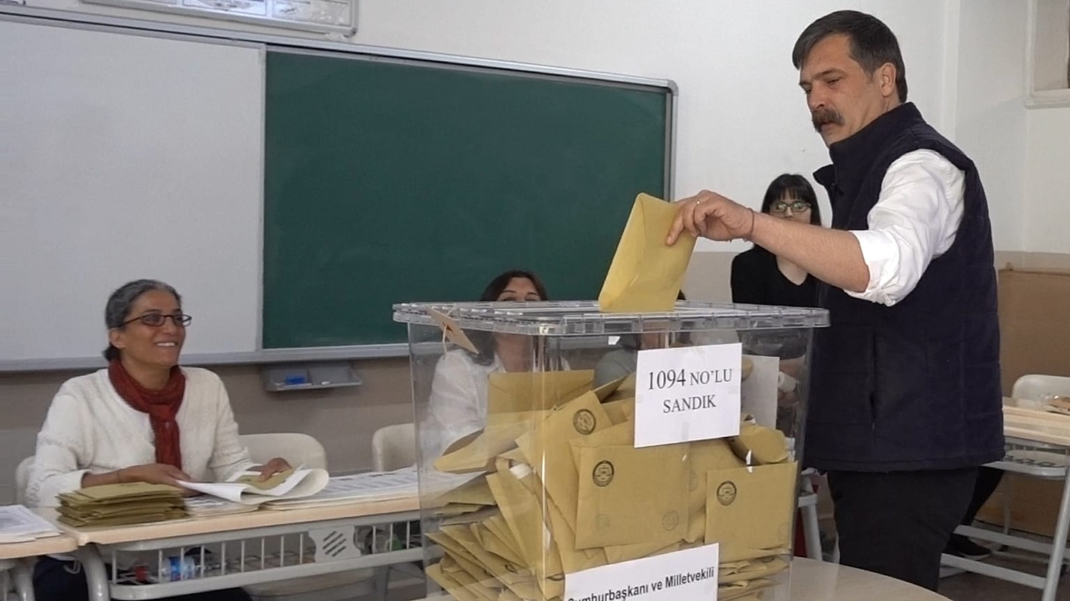 Erkan Baş 14 Mayıs seçimlerinde oyunu kullanırken