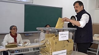 Erkan Baş 14 Mayıs seçimlerinde oyunu kullanırken