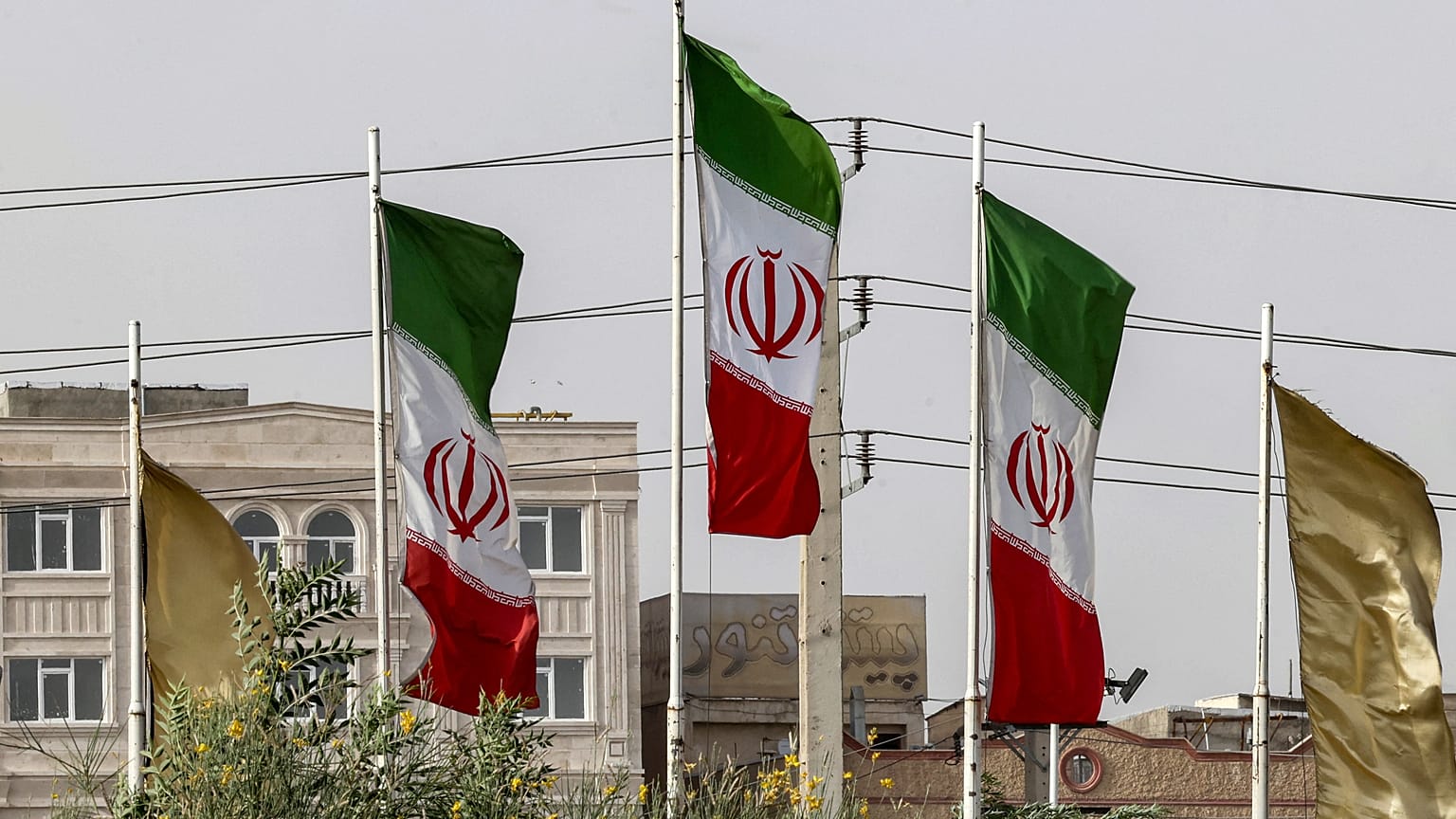 أعلام إيران ترفرف في جنوب العاصمة طهران في 4 يوليو 2022.