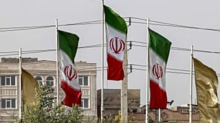 أعلام إيران ترفرف في جنوب العاصمة طهران في 4 يوليو 2022.