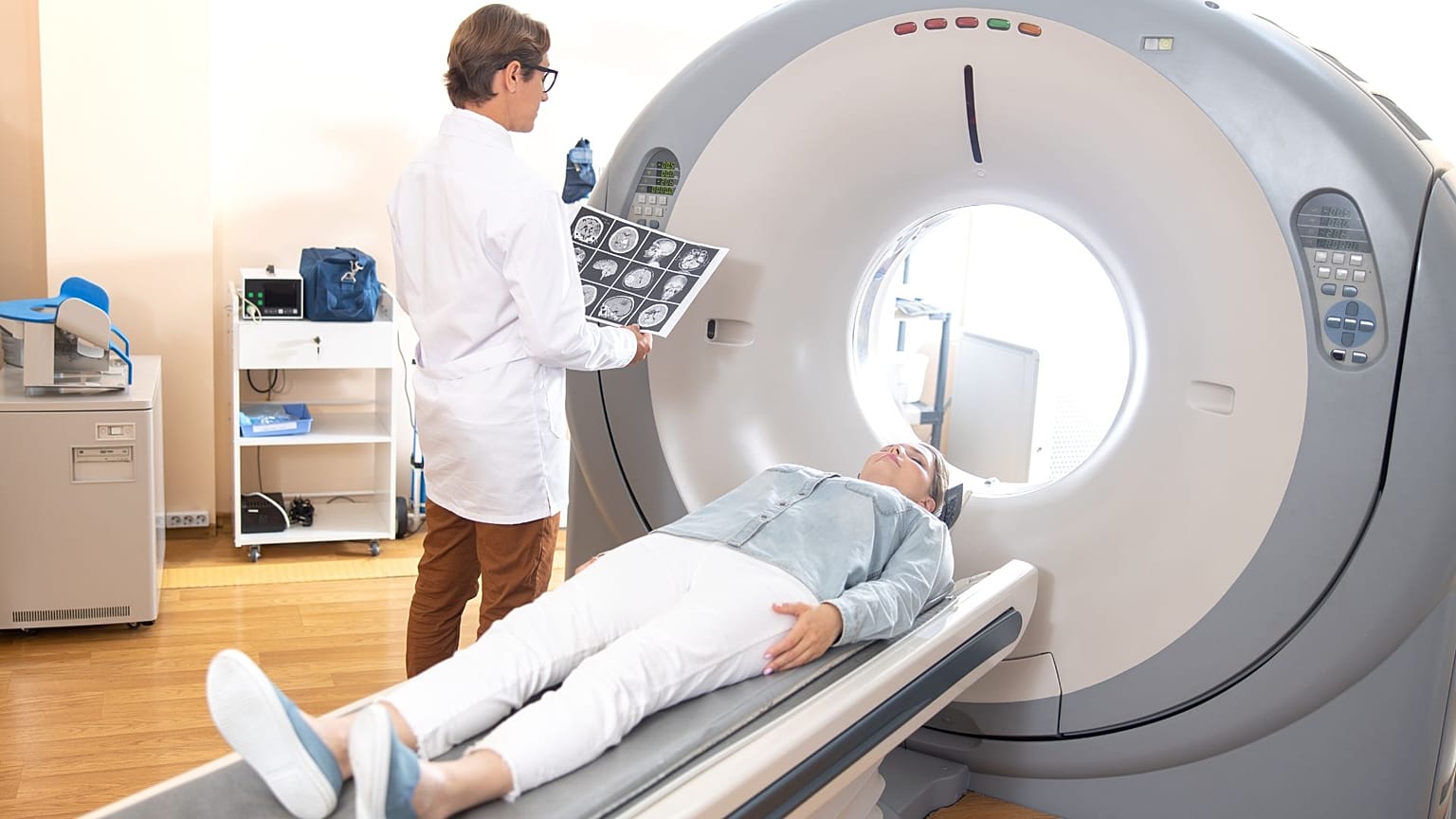 عکس تزئینی از یک بیمار در حال انجام سی‌تی اسکن مغزی