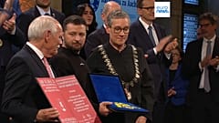 Zelenski recogió el premio Carlomagno en Aquisgrán.