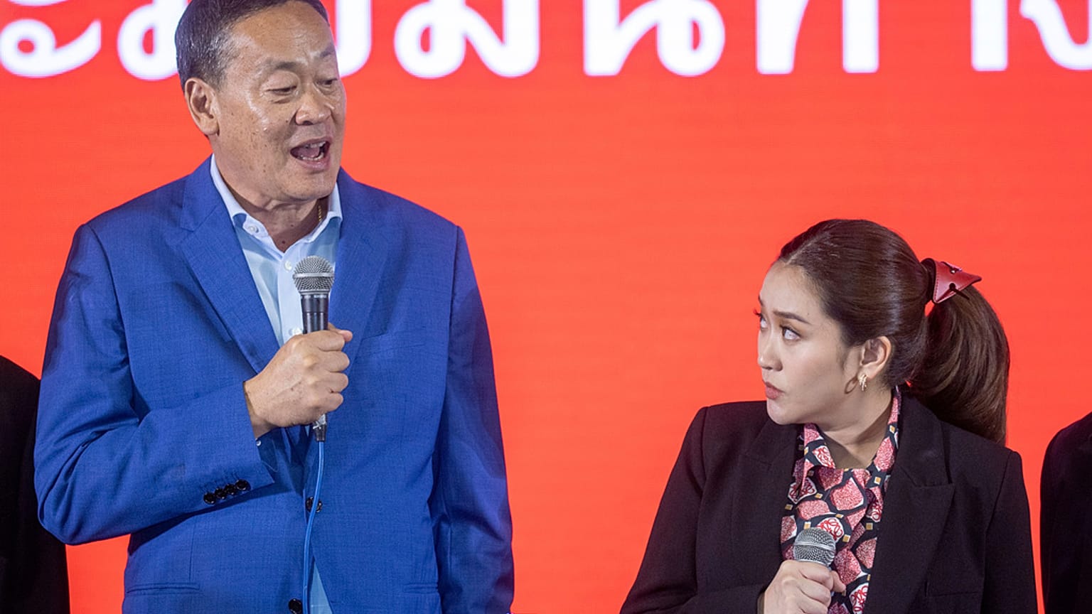 El candidato a primer ministro del partido Pheu Thai, Srettha Thavisin junto a Paetongtarn Shinawarta. 