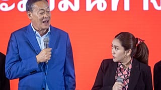 El candidato a primer ministro del partido Pheu Thai, Srettha Thavisin junto a Paetongtarn Shinawarta.