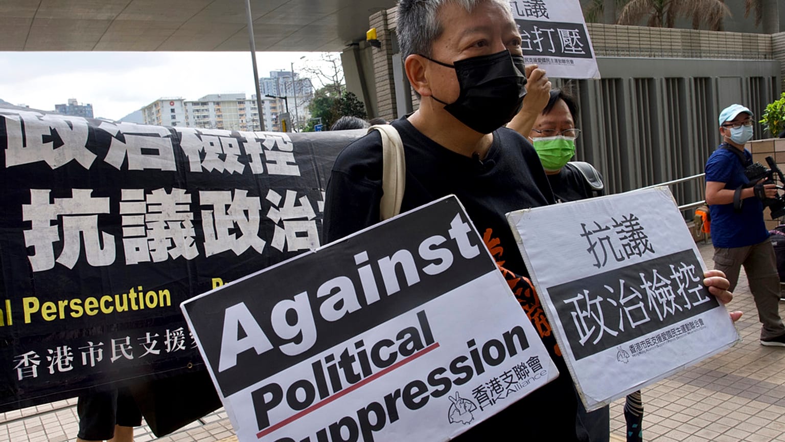 Tüntetés a politikai tisztogatás ellen Hongkongban