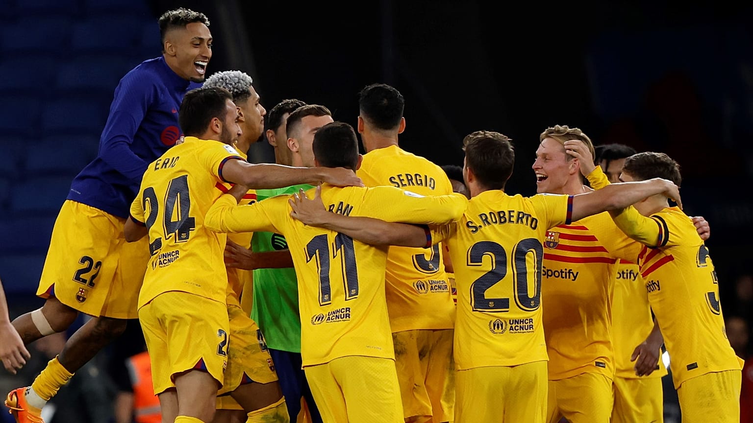 احتفال لاعبي برشلونة بحسم لقب الدوري