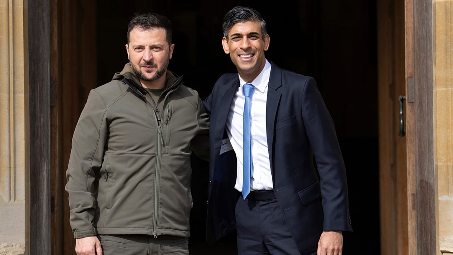 El primer ministro británico, Rishi Sunak, a la derecha, saluda al presidente de Ucrania, Volodímir Zelenski, tras su llegada a Chequers, en Aylesbury, Inglaterra.
