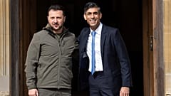 El primer ministro británico, Rishi Sunak, a la derecha, saluda al presidente de Ucrania, Volodímir Zelenski, tras su llegada a Chequers, en Aylesbury, Inglaterra.