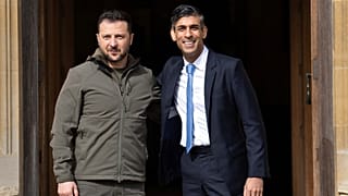 El primer ministro británico, Rishi Sunak, a la derecha, saluda al presidente de Ucrania, Volodímir Zelenski, tras su llegada a Chequers, en Aylesbury, Inglaterra.