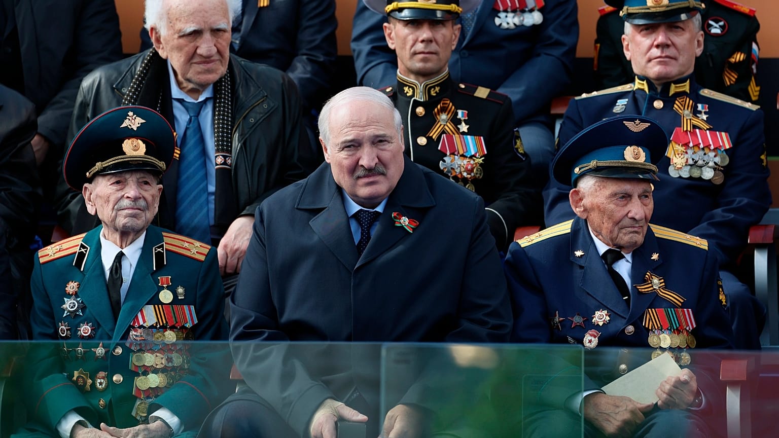 Il presidente bielorusso Alexander Lukashenko assiste alla parata militare del Giorno della Vittoria a Mosca