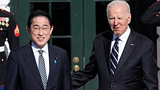 Joe Biden a japán kormányfővel januári találkozójuk alkalmával