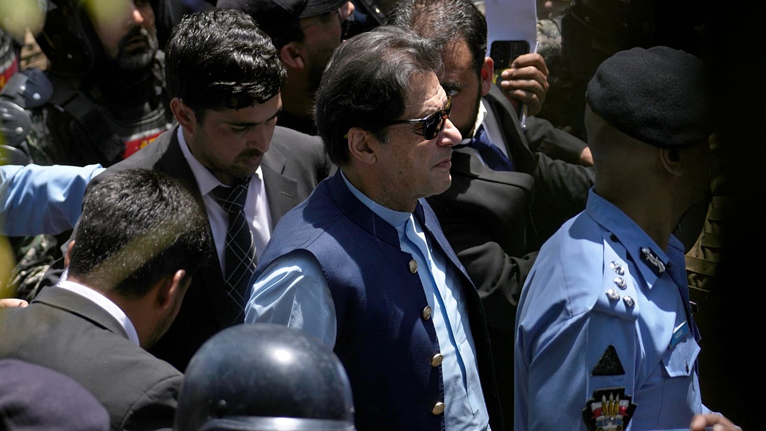 الشرطة تصطحب رئيس الوزراء الباكستاني السابق عمران خان للمثول أمام المحكمة في إسلام أباد 