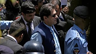 الشرطة تصطحب رئيس الوزراء الباكستاني السابق عمران خان للمثول أمام المحكمة في إسلام أباد 