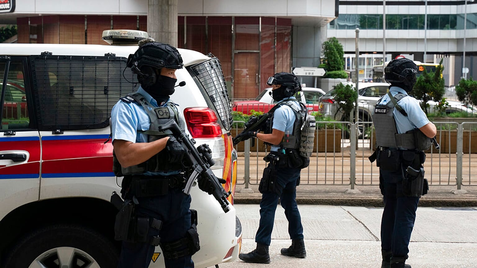 Çin'e bağlı Hong Kong'da Yüksek Mahkeme önünde duran güvenlik güçleri (arşiv) 