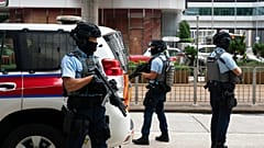 Çin'e bağlı Hong Kong'da Yüksek Mahkeme önünde duran güvenlik güçleri (arşiv) 
