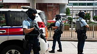 Çin'e bağlı Hong Kong'da Yüksek Mahkeme önünde duran güvenlik güçleri (arşiv) 