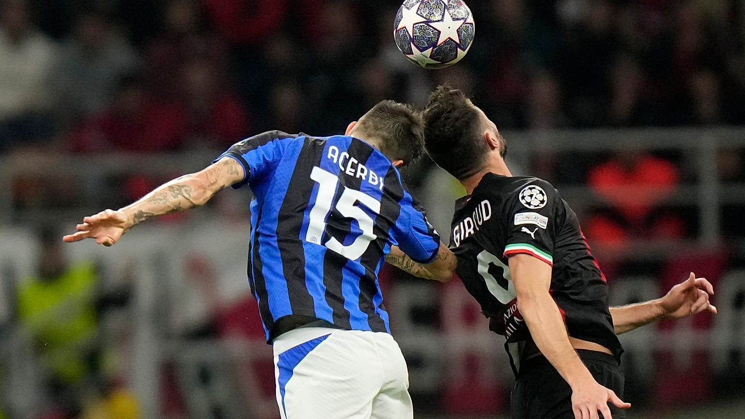 Inters Francesco Acerbi ´(l.) und Milans Olivier Giroud kämpfen um den Ball
