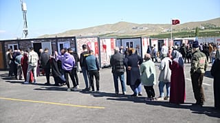 Deprem bölgesinde seçmenler uzun kuyruklar oluşturdu