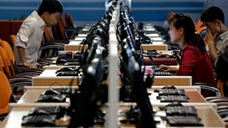 Kuzey Kore'nin başkenti Pyongyang'da bir komplekste bilgisayar kullanan kişiler (arşiv) 