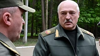 Aljakszandr Lukasenka belarusz elnök egy légibázison 2023. május 15-én