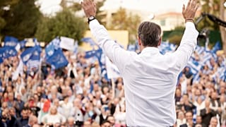 ) Ο πρωθυπουργός και πρόεδρος της Νέας Δημοκρατίας, Κυριάκος Μητσοτάκης, χαιρετάει τον κόσμο κατά τη διάρκεια της ομιλίας του σε προεκλογική συγκέντρωση στο Ηράκλειο Κρήτης,