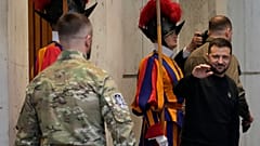 Volodymyr Zelenskyy à saída do Vaticano, após o encontro com o Papa Francisco
