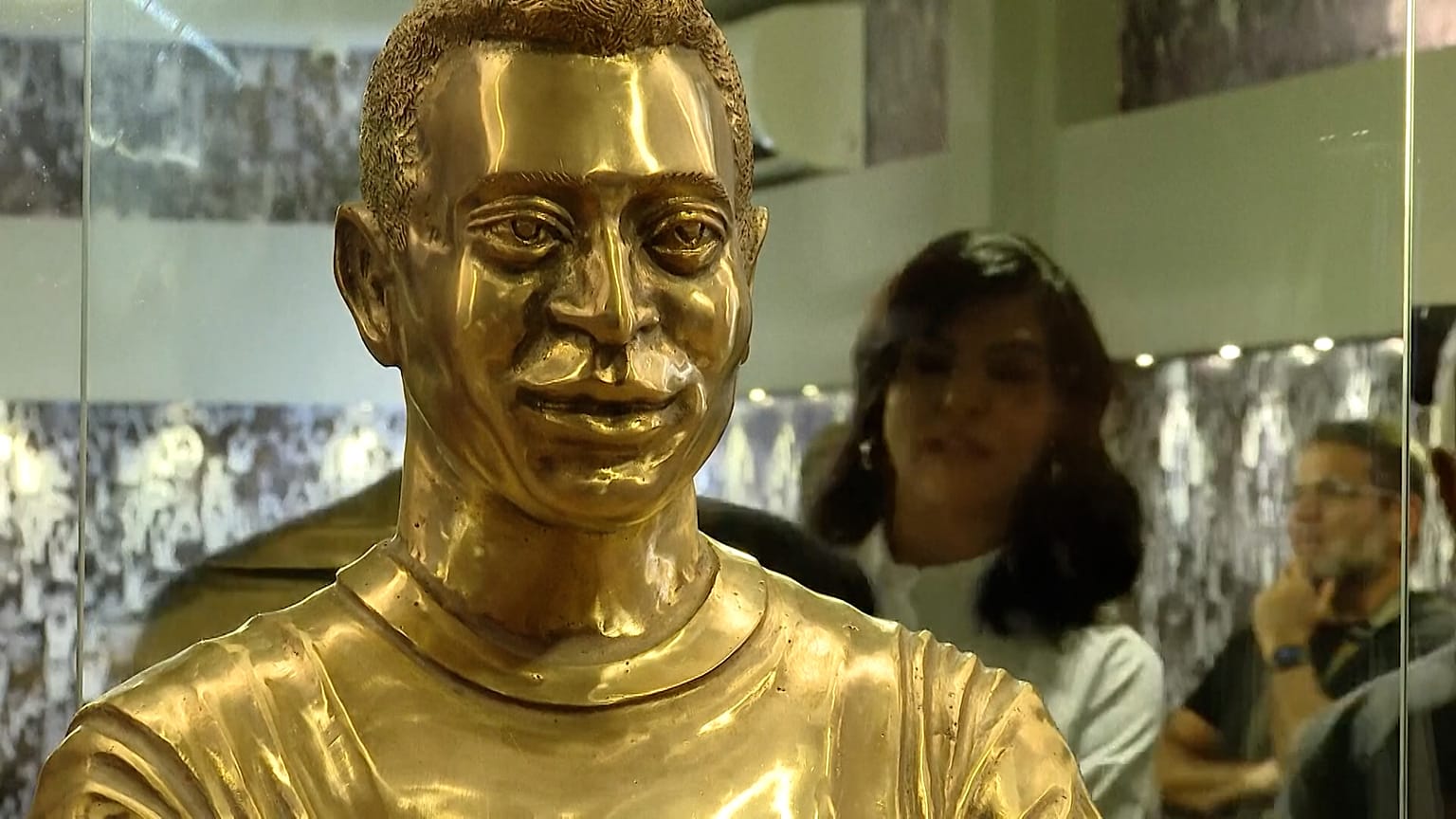 Estátua dourada de Pelé, no Mausoléu do rei do Futebol, no cemitério de Santos, no Brasil