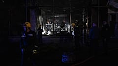 Archív fotó: kijevi tűzoltók oltanak egy drón lelövése után keletkezett tüzet
