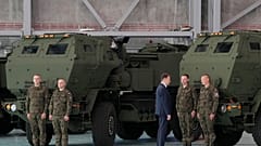 Le ministre polonais de la défense devant des systèmes Himars de fabrication américaine, Varsovie, le 15 mai 2023
