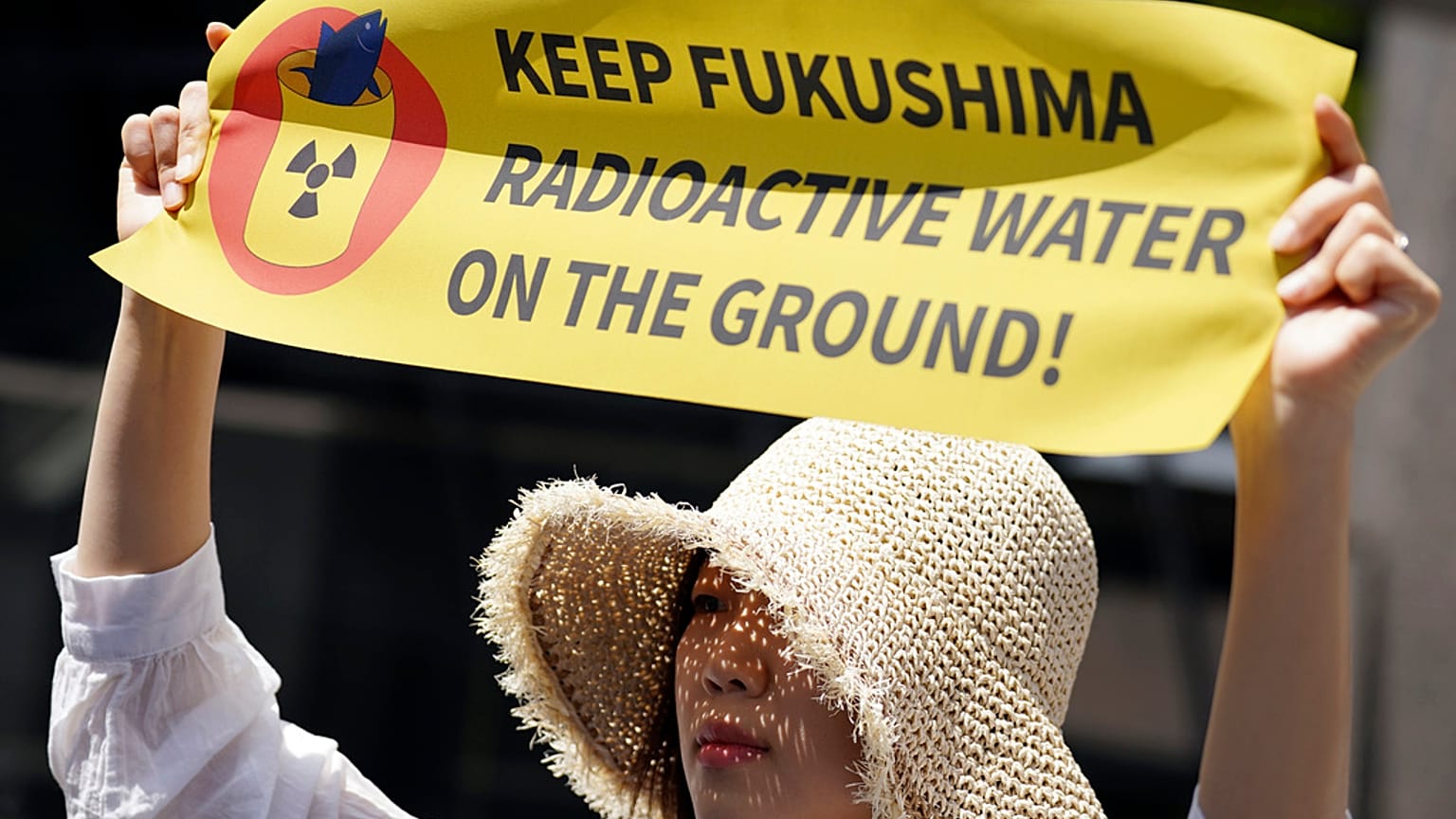Tüntető a TEPCO székháza előtt Tokióban, 2023. május 16-án